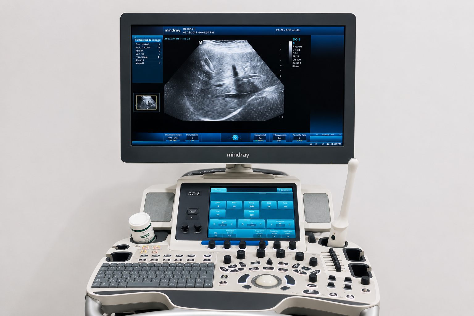 Médico realizando una ecografía abdominal en el consultorio de Plenitud IMB