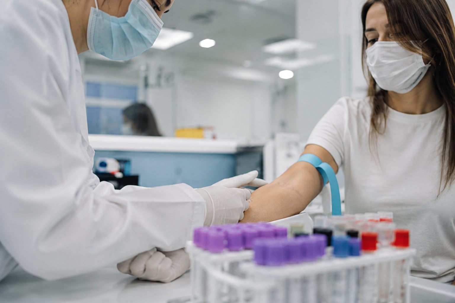 Toma de muestra de sangre en laboratorio clínico