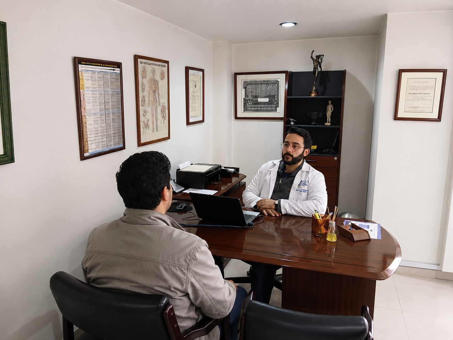 Médico de Plenitud IMB en consulta de medicina integrativa con un paciente