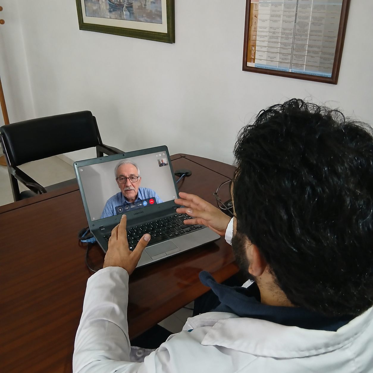 Médico de Plenitud IMB en consulta virtual por videollamada